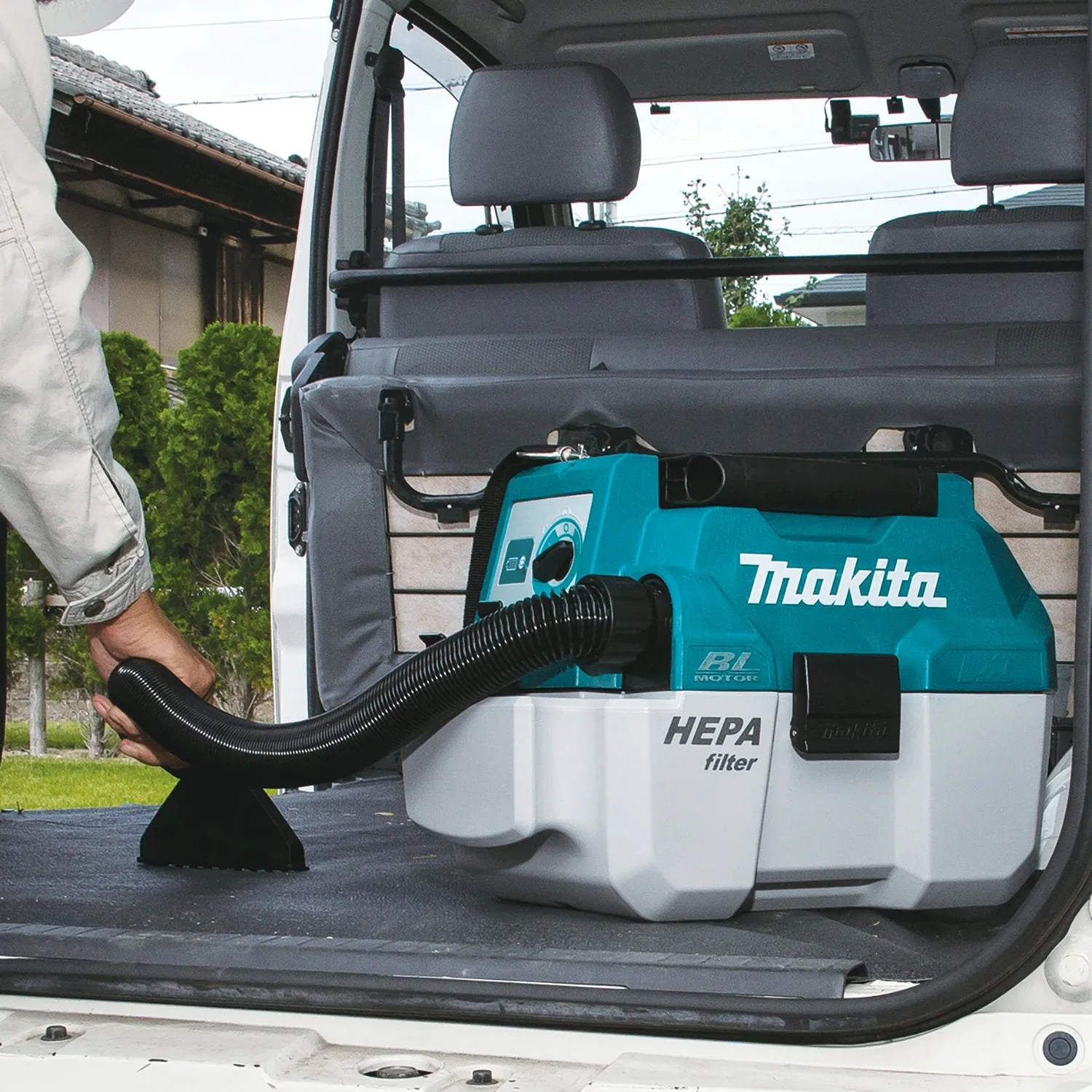 Makita (XCV11Z) 18V LXT® Brushless 2 Gallon HEPA Filter Portable Wet/Dry Dust Extractor/Vacuum (Tool Only)