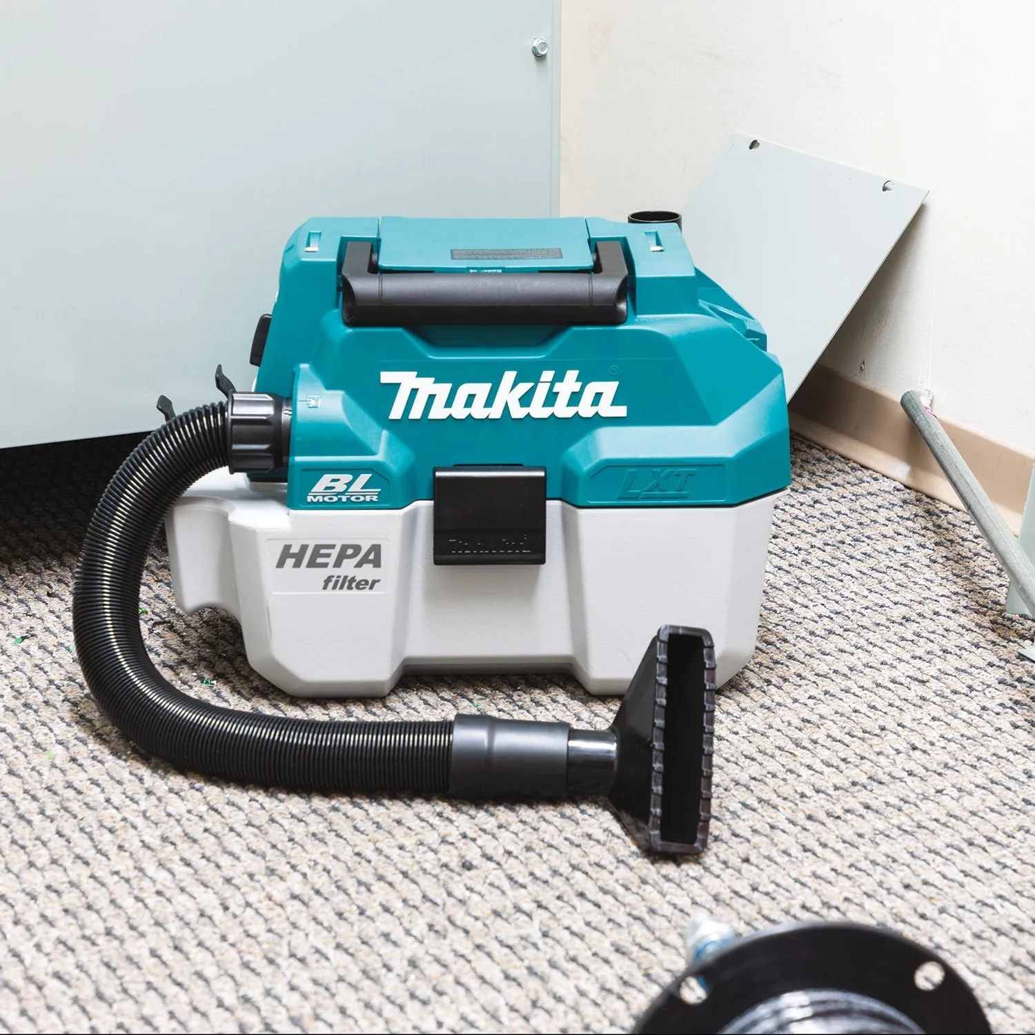 Makita (XCV11Z) 18V LXT® Brushless 2 Gallon HEPA Filter Portable Wet/Dry Dust Extractor/Vacuum (Tool Only)