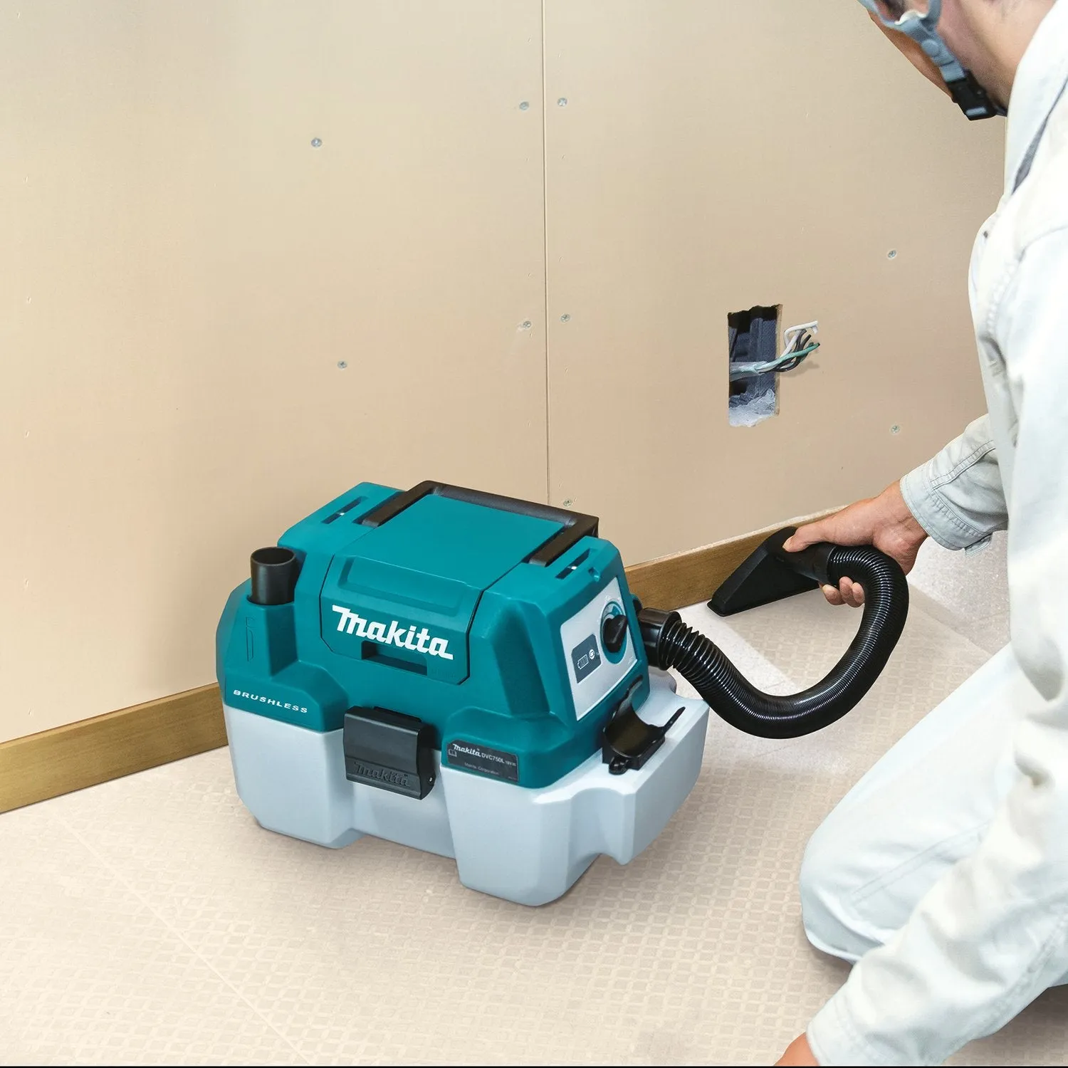 Makita (XCV11Z) 18V LXT® Brushless 2 Gallon HEPA Filter Portable Wet/Dry Dust Extractor/Vacuum (Tool Only)