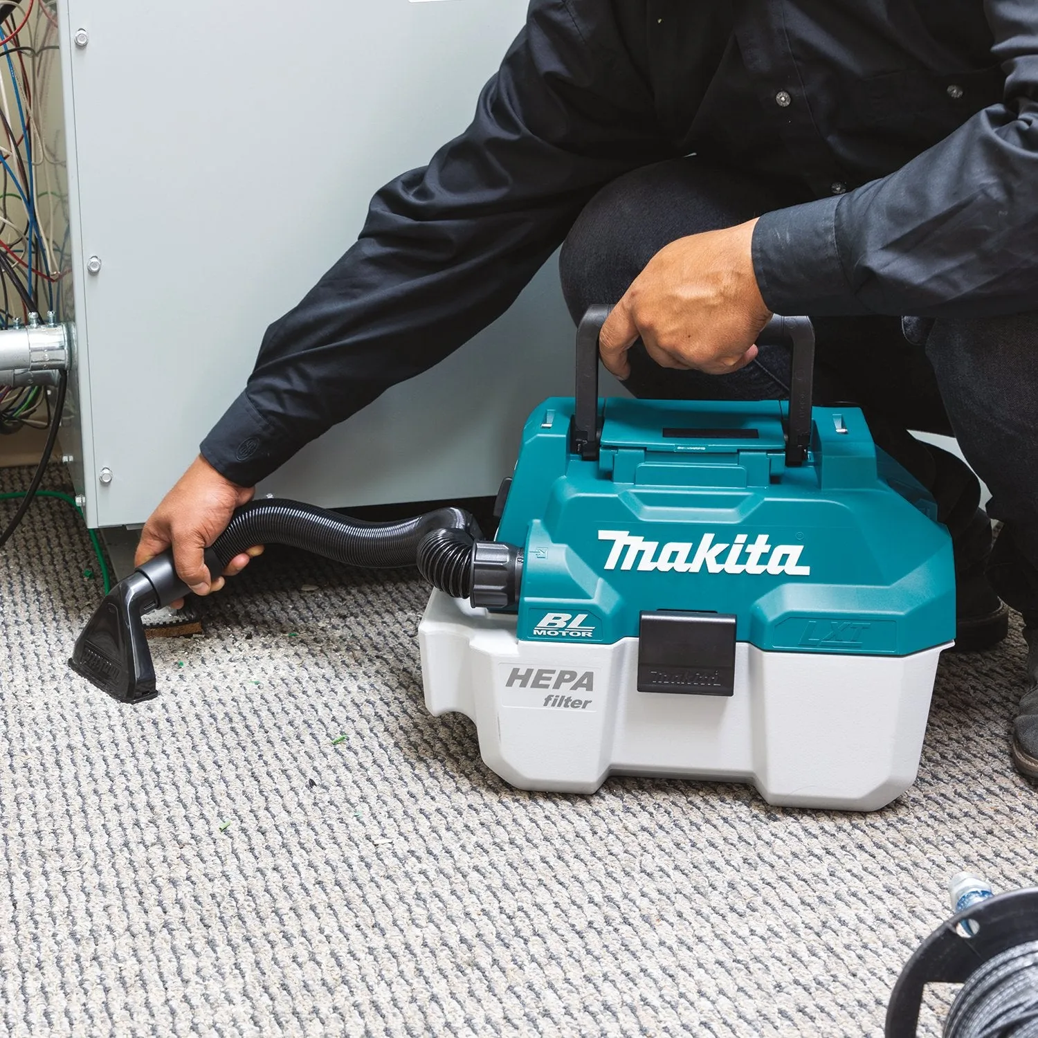 Makita (XCV11Z) 18V LXT® Brushless 2 Gallon HEPA Filter Portable Wet/Dry Dust Extractor/Vacuum (Tool Only)